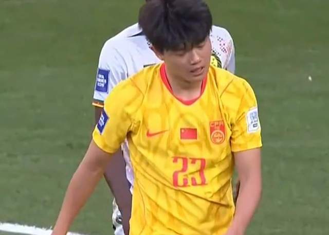 华体会官网-太强！杨希首次代表国足2场抢断11次：单挑完胜法甲球星！